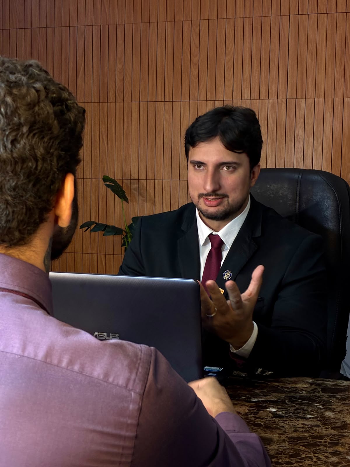 Dr. Gutemberg em atendimento